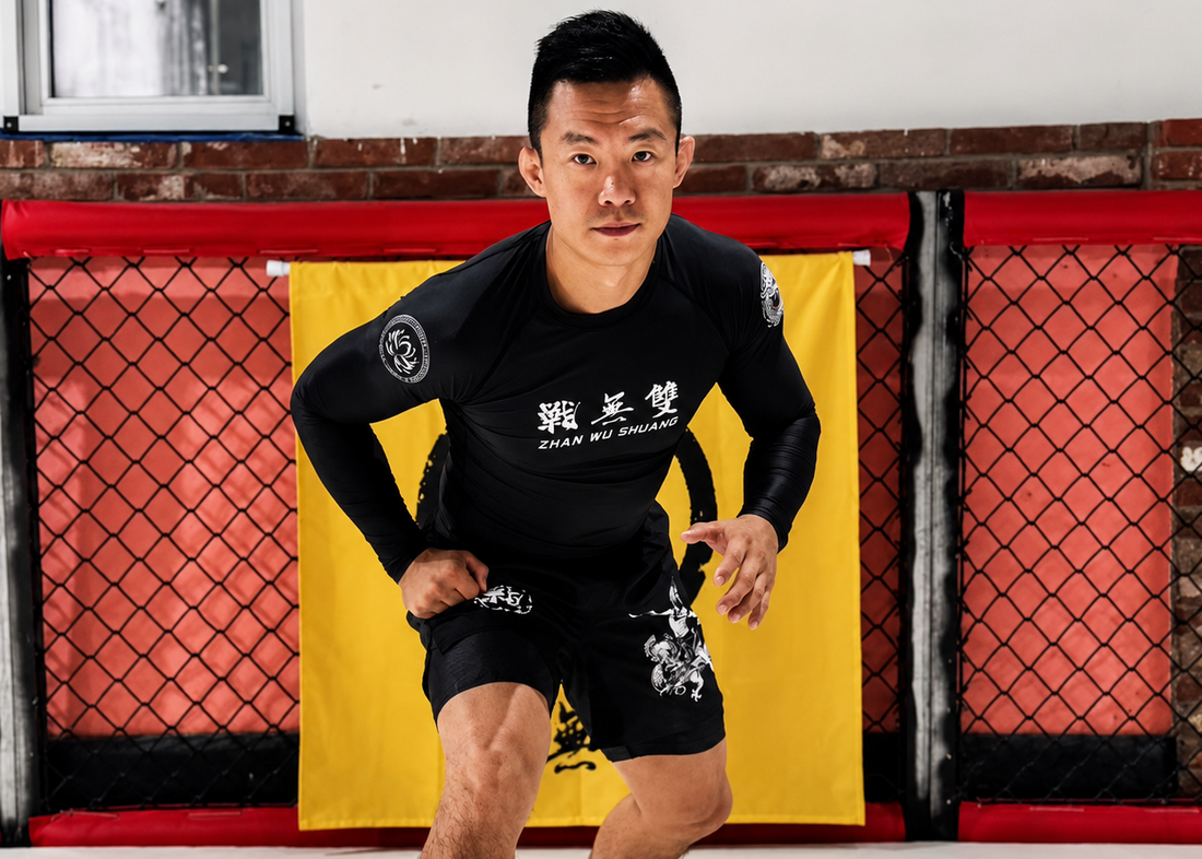 Atleta usando rash guard e shorts ZHAN No-Gi durante treino de Jiu-Jitsu Brasileiro
