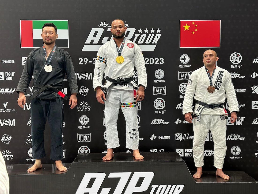 ZHAN- und BLITZFIGHT-BJJ-Gis, die von Athleten auf dem Podium bei einem AJP-Tour-Wettbewerb getragen werden