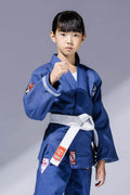 Uma jovem usando o Kimono BLITZ Kids Super Power BJJ posa com confiança com a faixa branca.