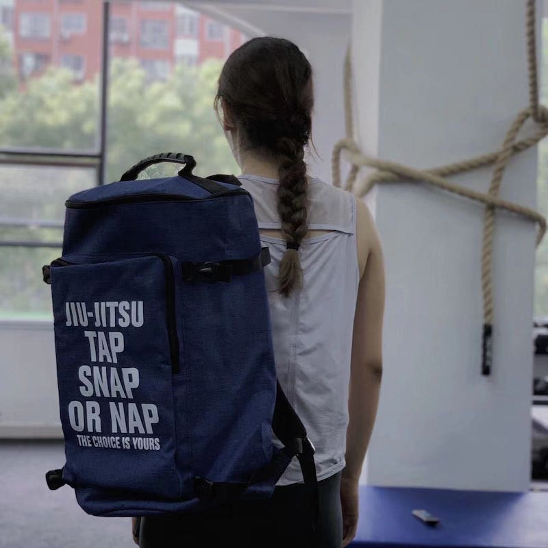 Mochila Ultimate BJJ: Bolsa espaçosa e resistente para equipamentos de artes marciais em uma pessoa.
