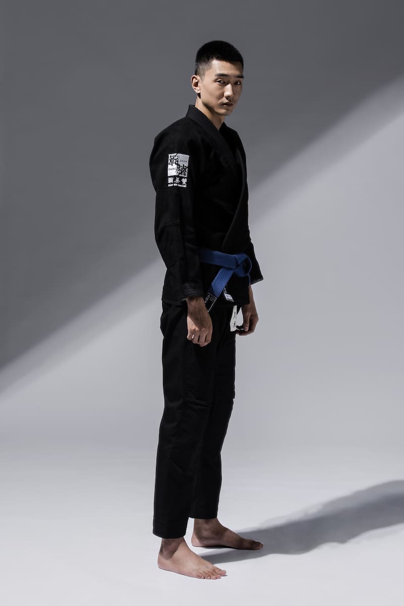 Kimono ZHAN Good vs Evil BJJ usado por um modelo em pose dramática.