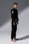 Kimono ZHAN Good vs Evil BJJ usado por um modelo em pose dramática.